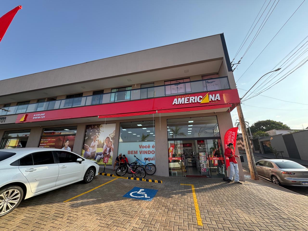 Fachada frontal da Drogaria Americana durante o dia