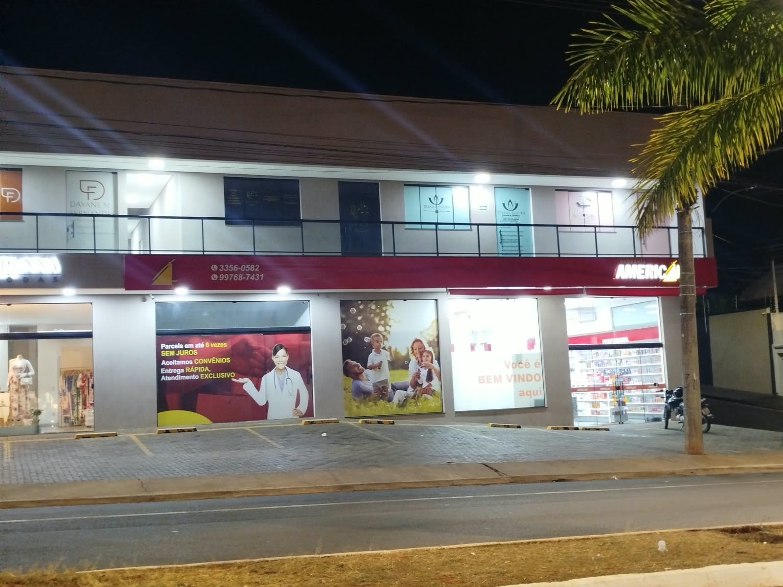 Fachada da Drogaria Americana iluminada à noite