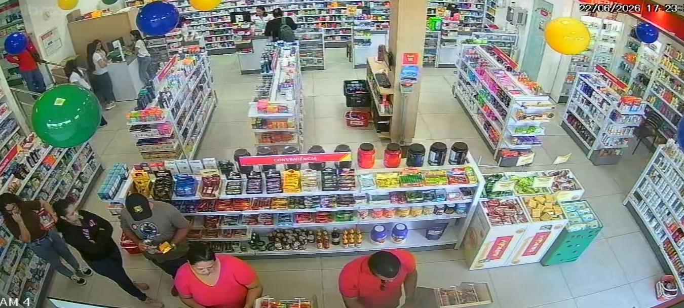 Interior da loja com prateleiras e variedade de produtos